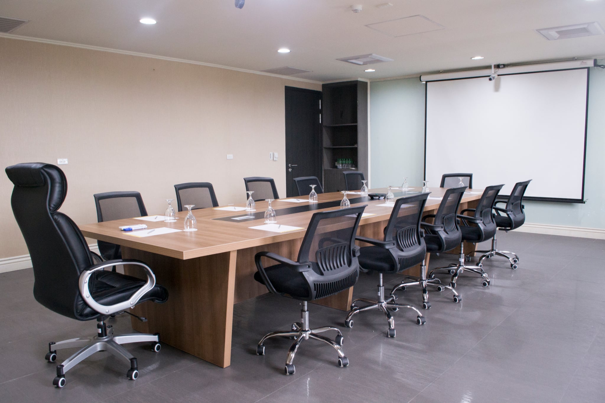  Versailles Conference Room